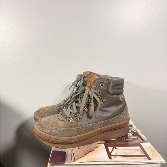 Keds Size 7.5 Women’s Stylish High-Top Suede Sage GreeSneakers with Gold Accents - Picture 2 of 15